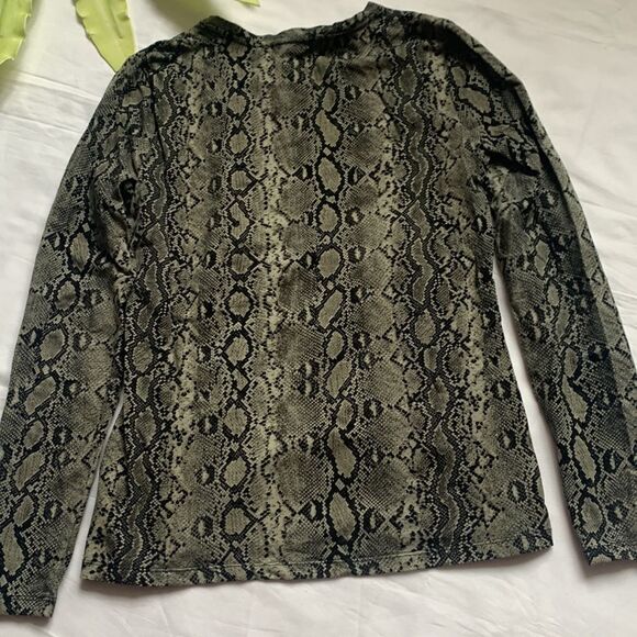 🌟MICHAEL Kors Snake Print Logo Top🌟 - Picture 9 of 12